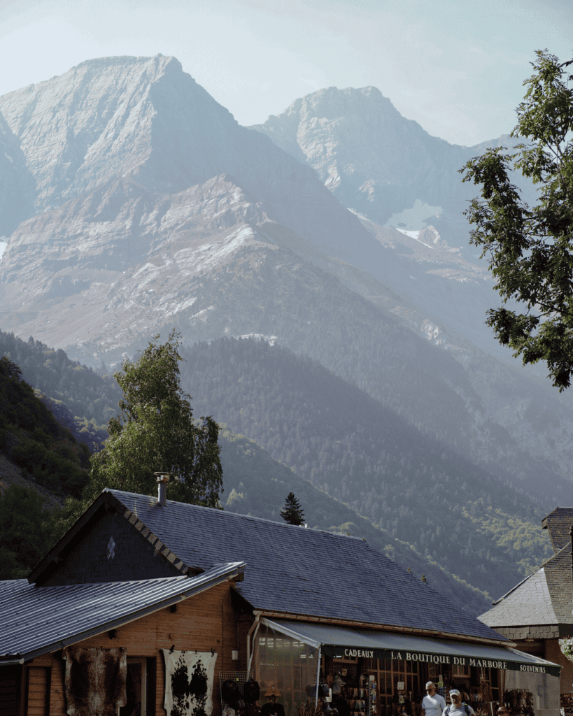 Trailhead and route to the Cirque de Gavarnie