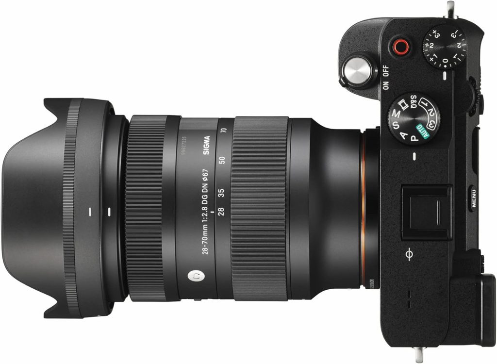 Objectif Sigma 24-70mm f/2.8 DG DN II monté sur un boîtier hybride Sony, vu de profil
