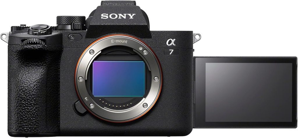 Appareil photo hybride Sony a7 V, vu de face avec écran orientable ouvert et monture d'objectif visible