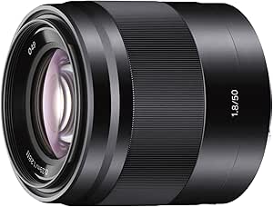 Objectif Sony 50mm f/1.8 posé sur fond noir