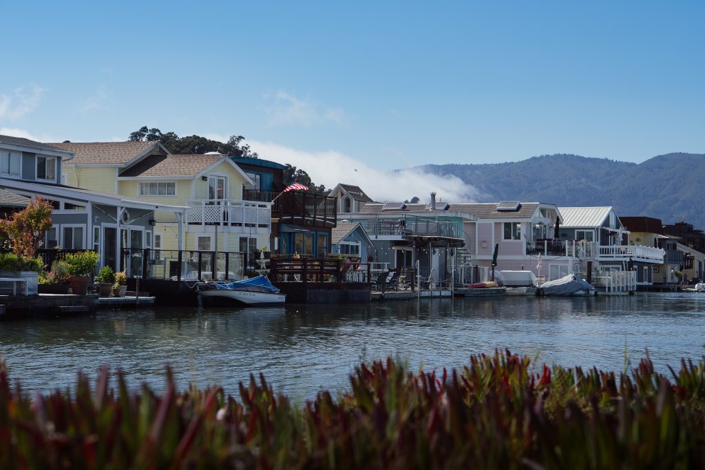 Floating homes lined up along the water in Sausalito